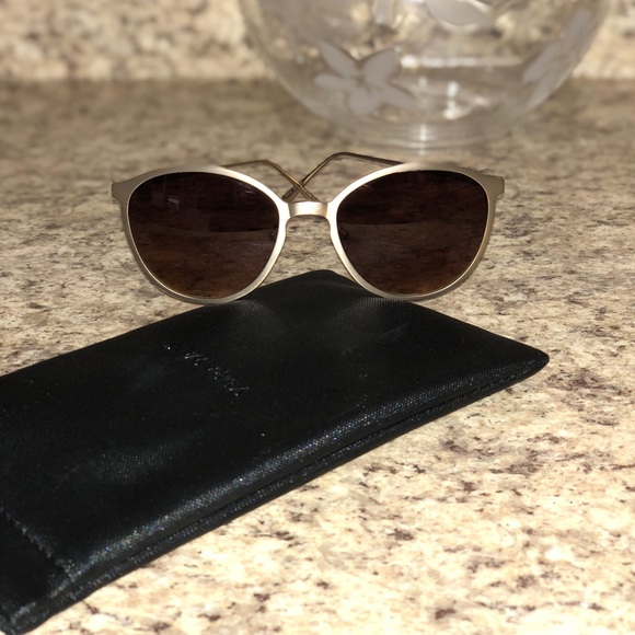 Vera Wang Phaenna sunglasses matte gold. - Picture 4 of 4
